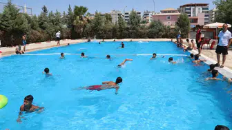 Şanlıurfa'da termometreler 42 dereceyi gösterdi çocuklar havuzlara koştu