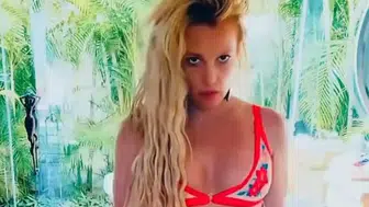 Britney Spears evindeki ilginç dans videolarıyla yine dikkatleri üzerine çekti