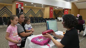 Denizli'de miniklerin okul çantası ve kırtasiyesi Büyükşehir'den