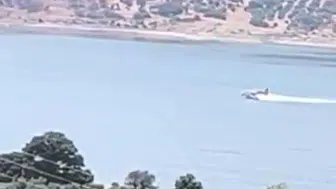 İzmir'de yangın söndürme uçağı baraj göletinde mahsur kaldı