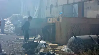 Fabrika arkasında yangın çıktı, vatandaş güvercin yuvasını suyla korudu