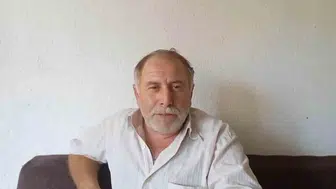 Sivaslı Mehmet Gökçe sıcak havadan bunalınca çareyi sokakta yıkanmakta buldu