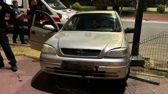 Niğde'de sürücüsünün direksiyon hakimiyetini kaybettiği otomobil refüje çıktı 1 yaralı