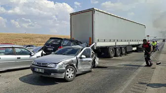 Afyonkarahisar yolunda anız dumanı 13 aracı birbirine kattı