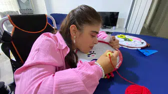 Doktorların yaşamaz dediği Ecenur 18 yaşında hayata tutundu