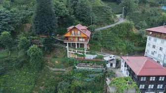 Rize’de yolun üzerine kurulan sıra dışı villa