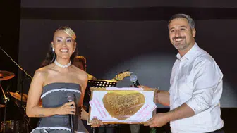 Hande Ünsal sahnedeyken gelen evlilik teklifine şaşırdı