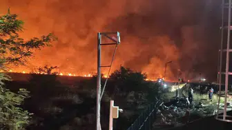 Diyarbakır yolunda anız yangını geceyi aydınlattı