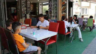 Sivaslı esnaftan Adana’daki lahmacuncuya anlamlı tepki