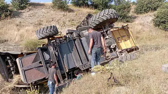 Tokat’ta park halindeki biçerdöver kendi kendine dereye uçtu