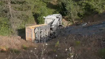 Sarıyer'de hafriyat kamyonu şarampole yuvarlandı