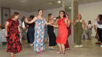 Kepezli kadınlar müzikli matinede stres attı