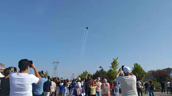 Gökyüzünde bayrak gölgesi SOLOTÜRK Ahlat’ta binleri selamladı
