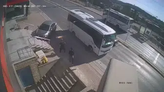 Darıca'da merdiven boşluğuna uçan otomobilden saniyelerle kurtuldular