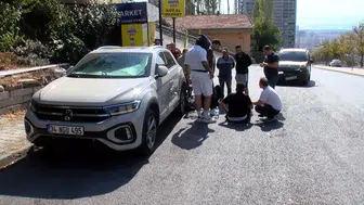 Motosikletli, hafif ticari aracın altında kaldı