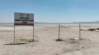 Seyfe Gölü’ndeki bilgilendirme tabelaları kimliği belirsiz kişilerce parçalandı