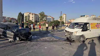 Kayseri'de trafik kazası iki aracı hurdaya çevirdi