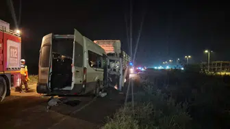 Hatay'da servis minibüsü ve kamyon çarpıştı
