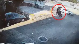 Bursa'da motosiklet kazası kamerada Yaya saniyelerle ölümden döndü