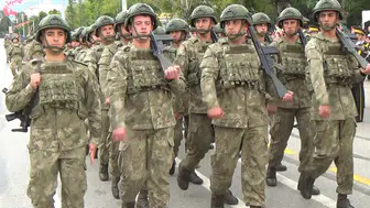 Düğün telaşında unutulmaz an: Gelin elinde bayrakla Zafer coşkusuna ortak oldu