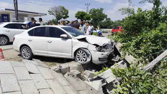 Erciş yolunda otomobil duvara çarptı