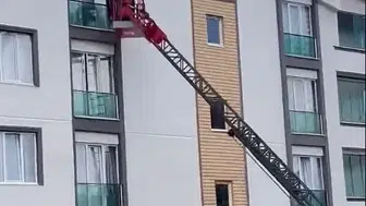 Tokat'ta korkuluklara sıkışan güvercine itfaiye yardımı