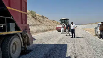Akçadağ’da bozuk yollar asfaltla yenileniyor