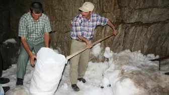 Bin 900 metrede doğal buzdolabı Yörüklerin peyniri 3 ay karda bekliyor