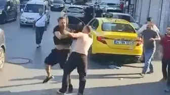 İki taksi şoförü ortalığı birbirine kattı, o anlar kamerada