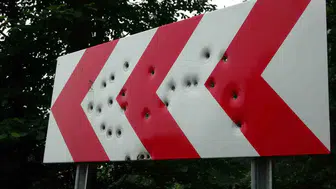 Karadeniz yollarındaki tabelalar kurşunların hedefi oldu