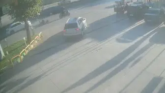 Bursa'da trafikte motosikletin otomobile çarpma anı kameraya yansıdı