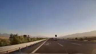 Otobanda uçan portbagaj sürücülere ecel terleri döktürdü