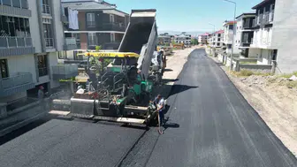Erzurum Aziziye'de asfalt mesaisi: Gece gündüz demeden çalışıyorlar