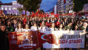 Bursa'da 30 Ağustos coşkusu: Zafer yürüyüşü Elif Buse Doğan konseriyle taçlandı