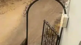 Bayburt köyünde aniden bastıran sağanak yolları göle çevirdi