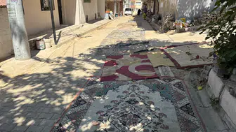 İzmir'de bozuk yollar mahalleliyi sokağa halı sermeye zorladı