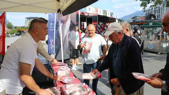 Bursa’da bayraklar dağıtıldı, Zafer Yürüyüşü için geri sayım başladı