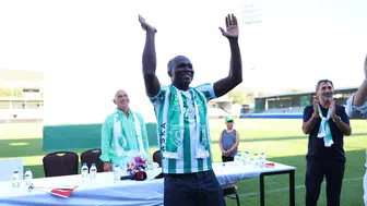 Bodrum FK’nın yeni golcüsü Aboubakar, tribünlerin önünde imzayı attı