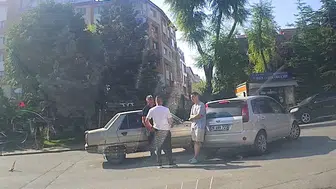 Eskişehir’de dikkatsizlik iki aracı hurdaya çevirdi