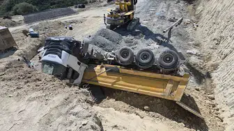 Arnavutköy'de toprak kayınca hafriyat kamyonu devrildi