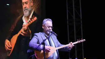 Zafer Bayramı'nda Muradiye Meydanı'nda türkü rüzgarı Tolga Çandar hayranlarını coşturdu