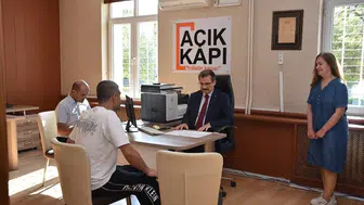 Salihli Kaymakamı vatandaşın derdini yerinde dinliyor