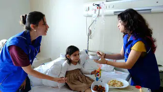 Hastanede moral desteği gençlerden geldi