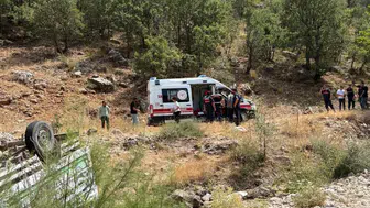 Kahta'da kamyonet şarampole yuvarlandı Şehit babası hayatını kaybetti