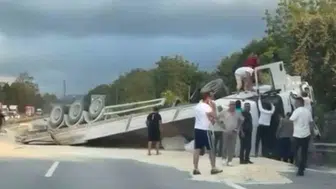 Anadolu Otoyolu Sapanca geçişinde tır kazası trafiği kilitledi