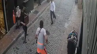 Beyazıt’ta hırsıza karşı süpürgeli müdahale