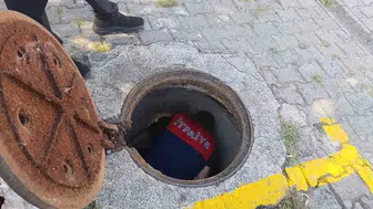Zonguldak'ta kanalizasyon borusuna sıkışan kedi ekipleri alarma geçirdi