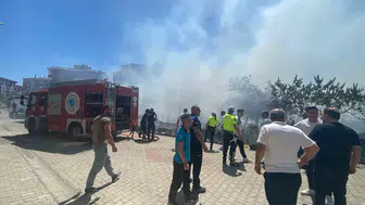Çorlu'da ot yangını park halindeki araçları küle çevirdi