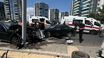 Diyarbakır'da trafik kazası İki otomobil çarpıştı