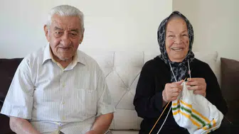 88 yaşında, 58 yıldır ihtiyaç sahipleri için örüyor